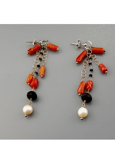 Orecchini, corallo rosso, spinello nero, perle coltivate﻿