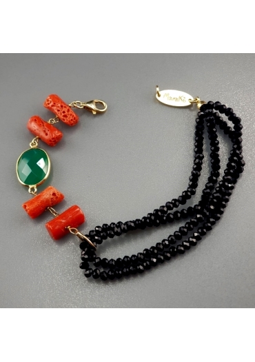 bracciale agata nera, corallo rosso﻿, castone centrale in agata verde smeraldo