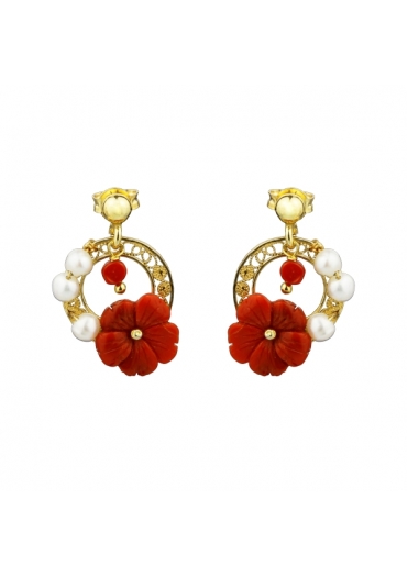 Orecchini fiori corallo rosso sardo inciso a mano, perle coltivate﻿